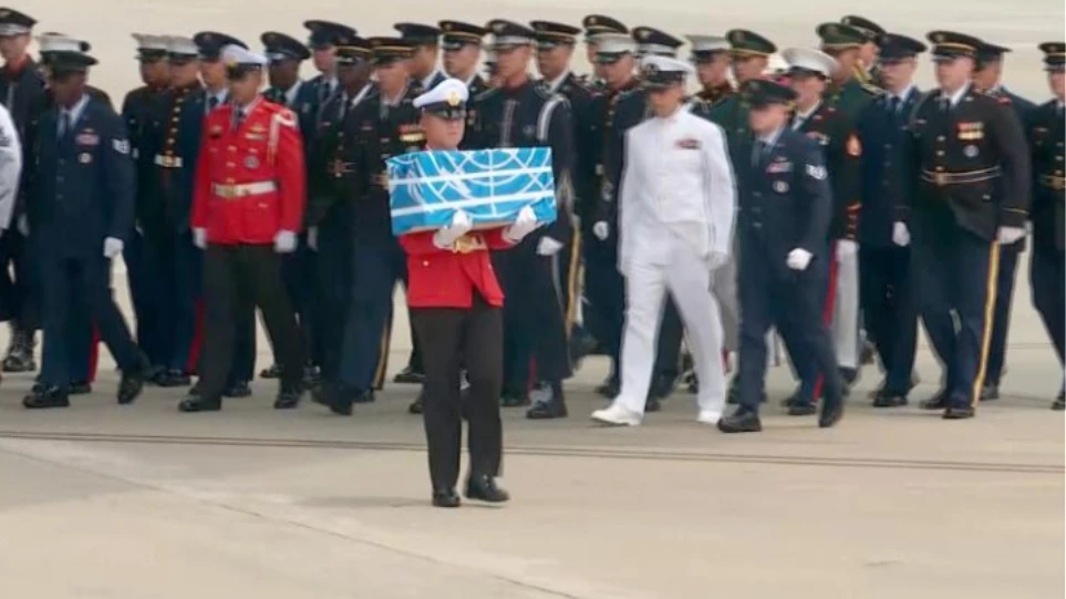 Β.Κορέα: Αεροσκάφος μετέφερε σορούς αμερικανών πεσόντων στον Πόλεμο της Κορέας (1950-53)